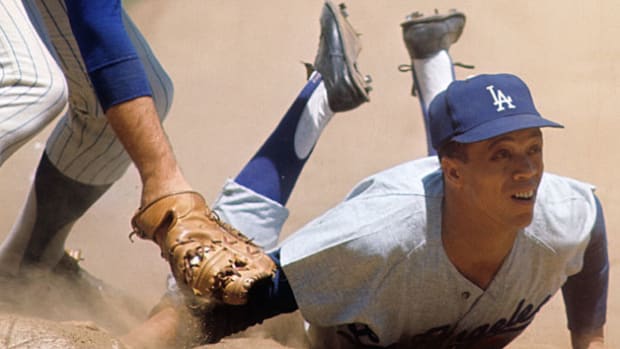 maury-wills-neil-leifer2.jpg
